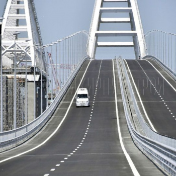 На Крымском мосту уложили 30 из 38 км рельсов