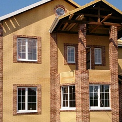 Дом из золотистого кирпича и ручной формовки Тонштайн